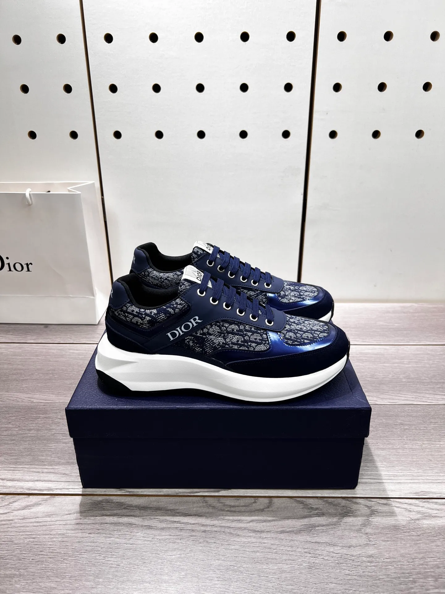 Factory price: 440💰Dior official website new style🎁🎁fashionable casual men's shoes👟, popular style💥simple and elegant version, exclusive for trendy men. Unique official website latest brand elements 👑original decoration, fashionable and generous, imported first-layer cowhide with original fabric✅breathable mesh lining, official website designated wear-resistant casual outsole, counter classic model taken in kind🎬Four colors available, code 38-44. Can be customized 45 non-returnable